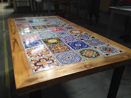 Mesa Em Teca Pes De Aco Laqueado Preto Fosco E Miolo Revestido Com Azulejos Decorados Mesa De Azulejo Azulejos Decorativos Mesa E Cadeiras De Madeira