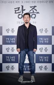 영화 '랑종'이 개봉 첫날 약 13만 관객을 동원하며 박스오피스 1위에 올랐다.'15일 영화진흥위원회 영화관입장권통합전산망에 따르면 전날 개봉한 이 영화는 12만9917명의 관객을 불러 모았다. ì‹œì‚¬íšŒ ì°¸ì„í•œ ëž'ì¢… ë‚˜í™ì§„ ê°ë… í¬í†  ìŠ¤í€˜ì–´ ì¹´í…Œê³ ë¦¬