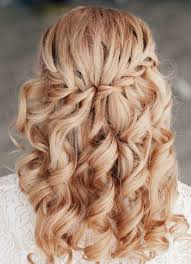 Carré plongeant court avec nuque raccourcie. Qu Est Ce Que Signifie La Coupe De Cheveux Boucles Archzine Fr