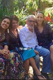 Ele estava afastado da televisão há alguns anos por sofrer de parkinson. 83vq2u8qp11o7m