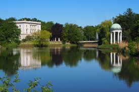 Zweigeschossiger rechteckiber bau auf hohem sockel mit flachdach das haus wurde nach dem vorbild des petit trianon im versailler schlosspark errichtet. Markkleeberg Bestwert