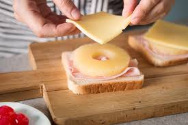 Toast hawai vložíme do rozehřátého toustovače a připravujeme, dokud se vše řádně neprohřeje a toasty nejsou zlatavé. Toast Hawaii Golden Toast