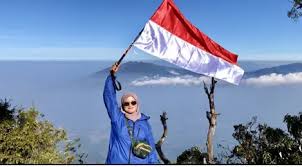 Tentu saja, kegiatan spektakuler ini menyita perhatian warga sekitar. Naik Gunung Bukan Hal Yang Menakutkan Bagi Perempuan Sesekali Coba Deh Lifestyle Fimela Com