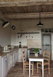 Cuisine classique au style campagnard teinte chêne naturel. Cuisine Vintage Qui Nous Fait Voyager Dans Une Autre Culture Style Ou Epoque Design Feria