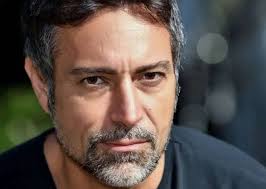 Scontro social tra #PietroDellePiane e #FrancescoBenigno Pietro ieri ha  postato sulla sua pagina facebook una sua riflessione sul lavoro di attore  e ha scritto: "Il vero attore è sincero soprattutto quando recita".