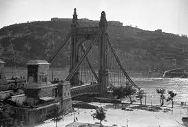 Felrobbantott híddarab és elsüllyedt uszály is fekszik a vízben a szabadság híd alatt. Az Erzsebet Hid Tortenete Multidezo Epiteszet