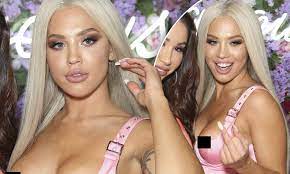 Tammy Hembrow flips off the cameras and suffers a double nip-slip | Daily  Mail Online