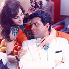 He Man Dharmendra And The Beautiful Mumtaz Can You Guess The Movie Name Dharmendra Mumtaz Beautiful Hand Bollywood Stars Vintage Bollywood Film Icon