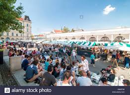 23 slowenische rezepte und viele weitere beliebte rezepte der slowenischen küche finden sie bei kochbar.de. Ljubljana Slowenien Menschen 2 September 2016 Wandern Und Essen In Einer Offenen Kuche Ljubljana Slowenien Stockfotografie Alamy