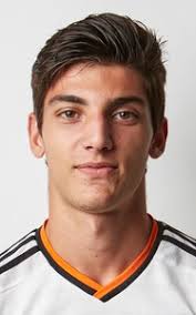 En 2006, mir intègre le centre de formation d' elpozo murcie où son sens du but fait mouche avec 120 réalisations. Rafa Mir Rafael Mir Vicente Footballer