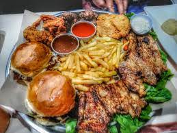 Mereka menggunakan 100 peratus daging tulen dengan bahan segar bagi memastikan burger dibuat dengan kualiti terbaik. Lavaburger Facebook