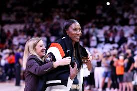 Forgotten Fridays: That time Lisa Leslie dropped 101 points in 16 minutes -  The Athletic
