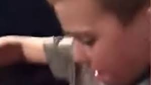 Un padre salva a su hijo de caer al vacío en una montaña rusa