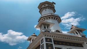 Wajib semua dagingnya termasuk kulit dan tanduk disedekahkan kepada orang fakir dan miskin, dan haram bagi pihak orang yang berqurban memakan daging qurbannya atau. Apakah Pembahagian Daging Korban Yang Afdal