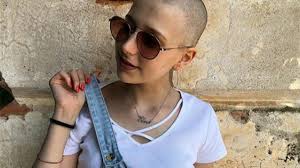 Elena, che combatte il cancro a suon di video: "Così lotto per realizzare i  miei sogni"