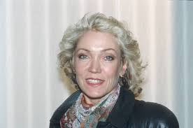 Lisa Riecken 04 92 te Schauspiel TV Fernsehen Frau blond Locken leger  Lederjacke Tuch hoch Portrait