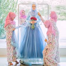 Pentingnya Bridesmaids Gambar Menjadi Perfect Bersama Dgn Pengantin Perempuan Huhuhuhu Lepas Ni Bridesmaids Kena Belajar Pose J Wedding Dresses Dresses Fashion