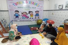 Selain terapi bersama dokter, beberapa cara yang dapat anda lakukan di rumah untuk membantu anak dengan dispraksia adalah: Siapkan Pusat Okupasi Terapi Balai Ciungwanara Berkoordinasi Kementerian Sosial Republik Indonesia