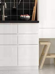 Ikea ringhult hochglanz weiss 2 x türen küchenschrank 40x200 cm. Moderne Kuche In Weiss Mit Grafischen Formen Ikea Deutschland