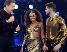 A 'dança dos famosos' surpreendeu o público neste domingo (08) com o sucesso de luísa sonza e a queda de dandara mariana. E Hora Dos Competidores Do Danca Dos Famosos Se Apresentarem No Forro Bastidores O Planeta Tv
