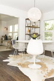 Kilimas Valgomajame Viskas Apie Interjera Cowhide Rug Dining Room Large Round Dining Table White Dining Table