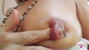 Nippleringlover 伸ばされた乳首ピアスに乳首トンネルを挿入する - 外でピアスマンコを点滅 - Pornhub.com