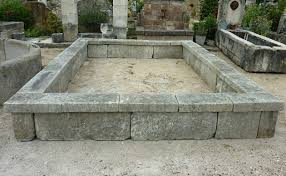 Ce Bassin Est Un Grand Bassin Ancien En Pierre Naturelle Pierre De Buget Un Bassin Rectangulaire Bassin Poisson Exterieur Bassin Exterieur Bassin A Poisson