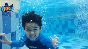 Dengan menggunakan kolam renang mini cleo asyik bermain boneka. Berenang Dan Main Air Seru Banget Main Drama Perang Perangan Di Kolam Renang Youtube