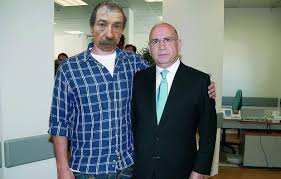 Questões sobre uma caça ao homem. Manuel Palito Este Fim De Semana Estive Ausente Pois O Elogio A Nova Fatiota Da Policia Custo Me O Acesso Ao Wifi Como Estive Mais Tempo Pelo Recreio Encontrei Este Senhor De