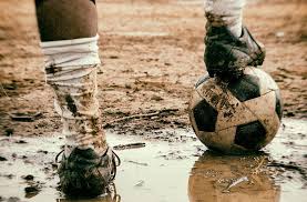 Todos recordamos esos juegos de niños con los que nos divertíamos horas y horas cuando éramos pequeños, mucho más si teníamos otros niños con quien compartir estos momentos, ya sean hermanos o amigos siempre es más divertido. Imagen De Ninos Jugando Futbol En El Barrio Venezuelan Children Play Soccer At The Resplandor Shantytown Photographic Print Con Imagenes Cancha De Futbol Imagen De Ninos Haciendo Deporte Para Imprimir