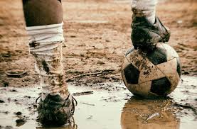 Descarga fotos de personas jugando futbol. Imagen De Ninos Jugando Futbol En El Barrio Venezuelan Children Play Soccer At The Resplandor Shantytown Photographic Print Con Imagenes Cancha De Futbol Imagen De Ninos Haciendo Deporte Para Imprimir