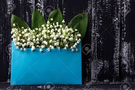 Dans l'attente de vous revoir… amicalement vôtre ! Muguet Sur Un Fond En Bois Fonce Bouquet De Muguet Espace Pour Le Texte Banque D Images Et Photos Libres De Droits Image 92422405