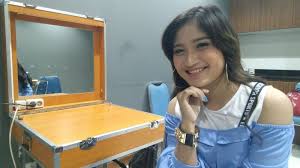 Thalita latief, marcell darwin, melvin giovanie. Duh Resa Lawang Sewu Pernah Kena Timpuk Batu Saat Konser Rusuh Okezone Celebrity