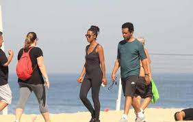 O casal passeava na orla do leblon e maju usava apenas um biquíni e uma saia, bem a vontade. Maju Coutinho Se Exercita Ao Lado Do Marido Na Praia Ofuxico