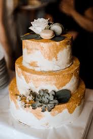 Eine Sommerliche Bohohochzeit Unter Freiem Himmel Mit Freier Trauung Hochzeitstorte Flach Hochzeitstorte Schlicht Hochzeitstorte