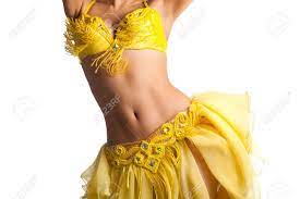 明るい黄色の衣装を着て、白の分離された彼女が腰を振る女性のベリー ダンサーの胴体の写真素材・画像素材 Image 21056582