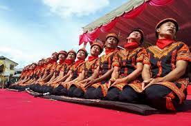 Tari seudati tari saman meuseukat, di lakukan dalam posisi duduk berbanjar dengan irama yang dinamis. Properti Tari Saman Aceh Yang Biasa Dipakai Saat Pentas Diknaspedia
