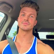 Scott Dick's Instagram, Twitter & Facebook