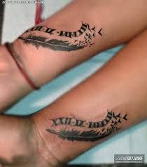 Descubre (y guarda) tus propios pines en pinterest. Tatuaje De Plumas Numeros Romanos Muneca