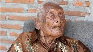 Le vieux monsieur suit aussi les informations télévisés chaque jour avec beaucoup d'attention. Mbah Gotho L Homme Le Plus Vieux Du Monde C Est Lui
