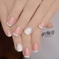 La nube es simple, unas manchitas blancas y listo. Unas Decoradas Con Piedras Elegantes Sencillas Y Femeninas Unas Decoradas Manicura Manicura Para Unas Cortas
