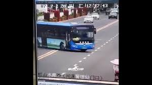 В китае утонул автобус с людьми