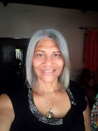 Las canas no son para todas las mujeres porque cada una tiene su propio  estilo y forma de expresarse. Sin embargo, para aquellas que las llevan con  orgullo, las canas pueden representar