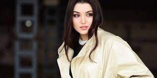 Katriana mengenakan busana tradisi suku temuan yang dimodenkan. Seperti Apa Cantiknya Gadis Tercantik Di Dunia Ini Dia