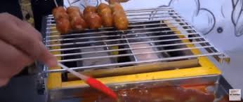 Letakkan arang di dalam penjepit panggangan. Video Mesin Panggangan Sate Maksindo Bagus Murah