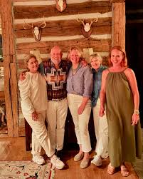 🥃 J.Earl & Girls 🥃 . Merrily-in-the-Mountains . @ridinghorseswalkingdogs  @j.earl_and_sons @the.jep.life @paxtongroupllc @hailemccollum