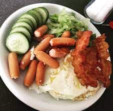 LCHF morgenmad med æg, bacon, pølser og grønt - Nem LCHF