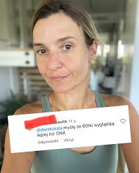 Pani gloryfikuje niechlujstwo”!Drogie Kochane Kobiety! Myjcie się,  czeszcie, chodźcie do fryzjera, nakładajcie kremy i maseczki, uprawiajcie  sport, ALE nie dajcie sobie wmówić, że brak filtrów czy upiększania Waszej  twarzy i ciała trwałymi