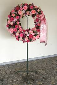 Maybe you would like to learn more about one of these? Trauerkranz Raschle Blumen Pflanzen Garten