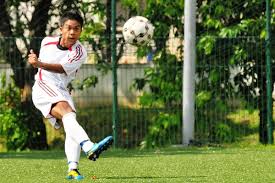 Holding the ball cradled in both hands, extend your arms fully in front of your chest. Master Your Football Techniques Long Passes Activesg